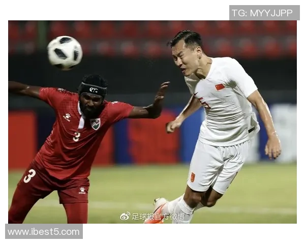 裸男球迷闯入,足球场乱成一团——那一夜的足球风暴